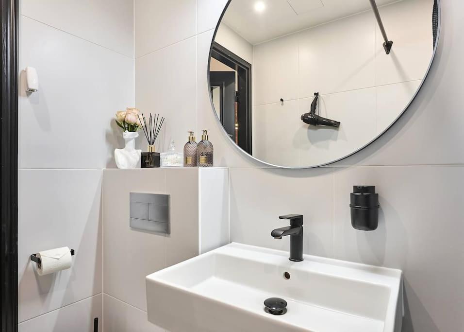 Urban-Glam City Centre Studio With A Gym And Terrace Tallin Exterior foto